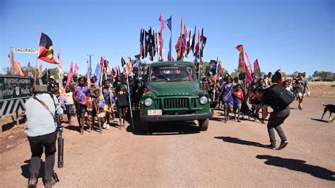 Thousands recreate the Wave Hill walk-off, originally led by Vincent ...