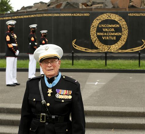 Iwo Jima Medal of Honor recipient recounts battle experiences ...