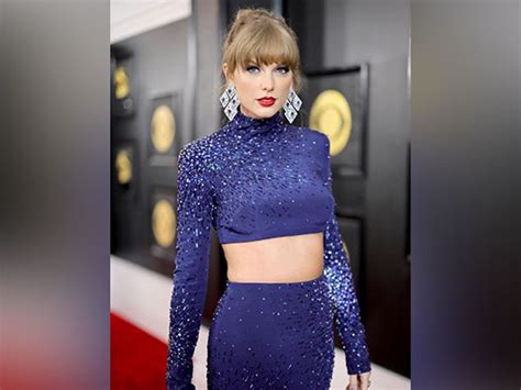 Taylor Swift brings down the midnight sky to Grammys 2023 Red Carpet in deep blue ensemble ...