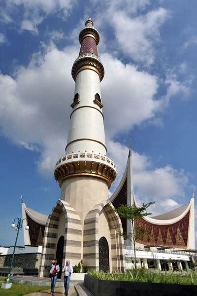 Wisata Menara Pandang Masjid Raya Sumatra Barat - Bisnis.com