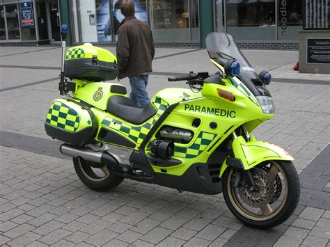 File:Motorcycle paramedic London Ambulance Service.jpg - Wikipedia