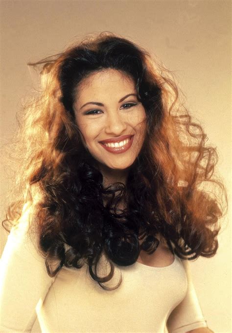 Ella era Selena Quintanilla-Perez. Ella nacia 16 de Abril de 1971. Ella ...