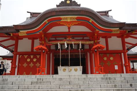 Image: The main Hanazono Shrine building is much, much larger