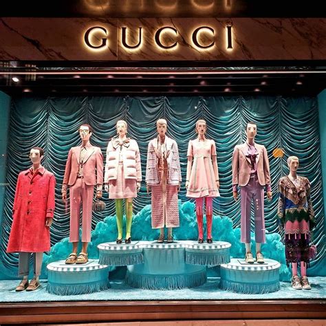 Abstract female mannequins window display at Gucci | Fashion window display, Visual ...