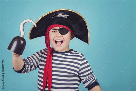 niño feliz disfrazado de pirata Stock Photo | Adobe Stock