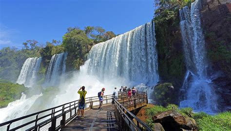 LA GACETA Viajes: Las cataratas de Iguazú y la eterna disputa entre ...