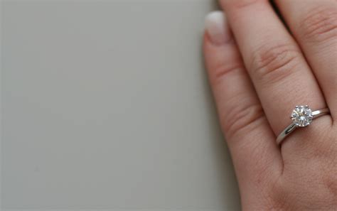 File:Diamond engagement ring on woman hand 6313.jpg - Wikipedia