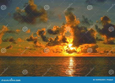 Sunrise Over the Pacific Ocean Stock Image - Image of atmosphere, dramatic: 103956359