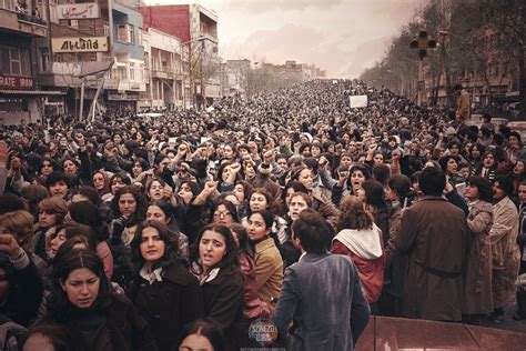 Iranian women protest against forced wearing of hijab (1979) : Colorization