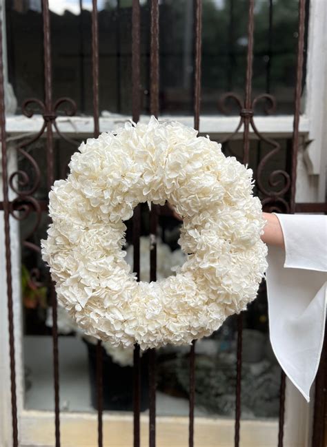 - PRESERVED LARGE-LEAF HYDRANGEA WREATH - WHITE – The Palmier