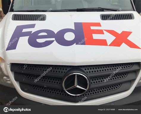 Fedex Delivery Truck Fedex Corporation American Multinational Courier Delivery Services – Stock ...