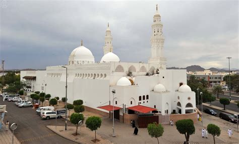 Wajibnya Mengunjungi Masjib Qiblatain Yang Indah