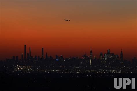 Photo: Sunrise Behind Manhattan Skyline in New York - NYP20221123101 ...