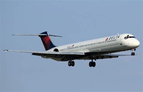 McDonnell Douglas MD-88 Delta Airlines. Photos and description of the plane