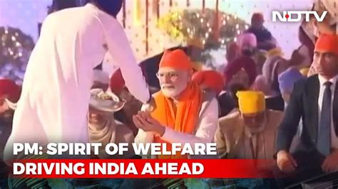 PM Modi Offers Prayers On Eve Of Guru Nanak Jayanti - YouTube