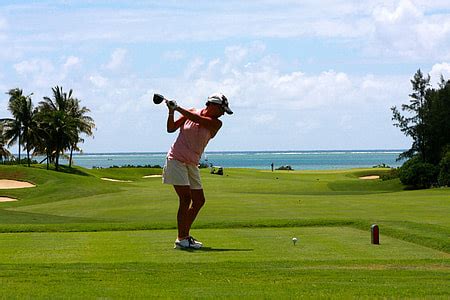 Royalty-Free photo: Selective focus photography of golf ball on golf tee | PickPik