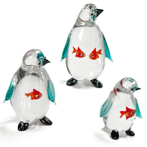 Penguin swallowing a fish - Murano Glass