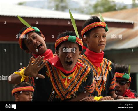 Saman dance indonesia hi-res stock photography and images - Alamy