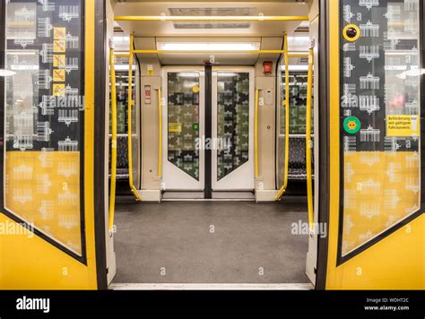 Open subway doors hi-res stock photography and images - Alamy