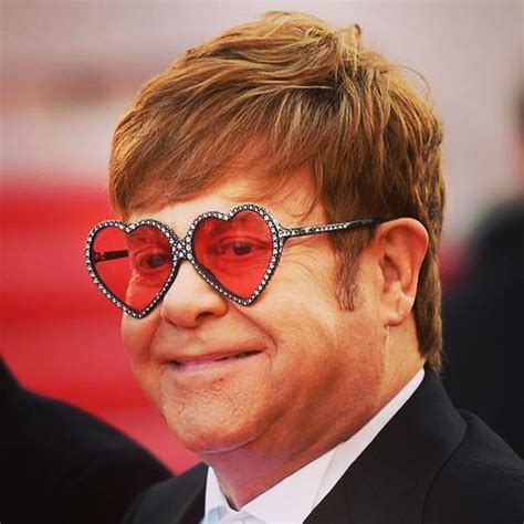 Rocketman! Os looks mais extravagantes de Elton John