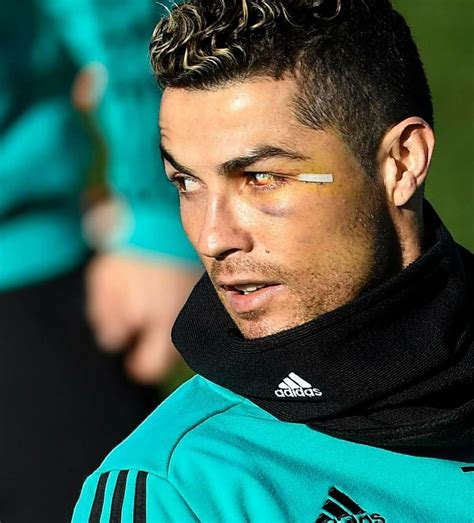 Okay, CR7 really needs to grow a beard. Damn it looks awesome already! : r/realmadrid