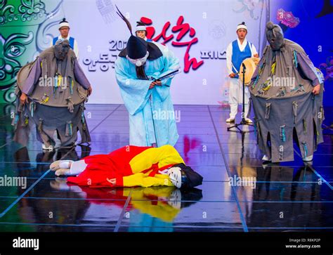 Actors performing the traditinal Korean Maskdance at Andong South Korea Stock Photo - Alamy