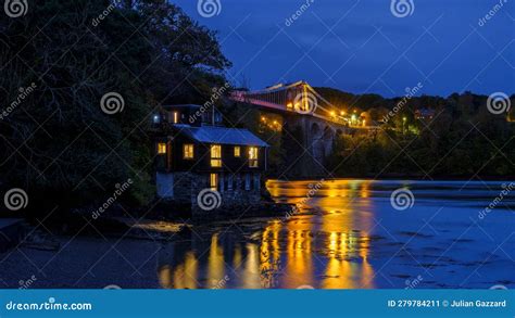 Night View of Pulteney Bridge and the Parade Gardens, Bath, UK Stock ...