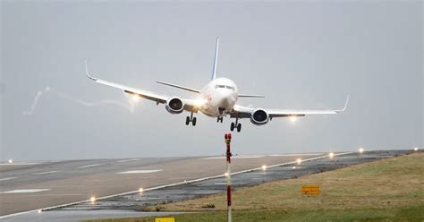 Here's What Your Pilot's Thinking When They're Landing A Plane Sideways In A Storm | HuffPost UK