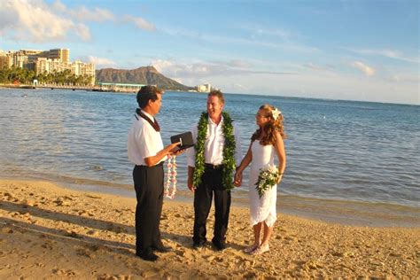 Waikiki Wedding Photos - Bridal Dream Hawaii