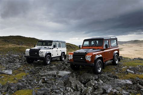 Land Rover Defenders in 4K Ultra HD Wallpaper