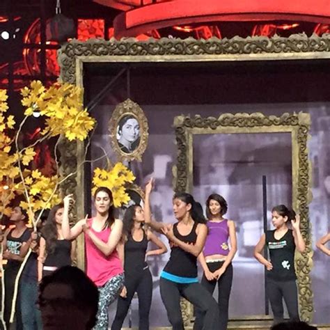 Kriti Sanon sweats it out for Filmfare awards 2016