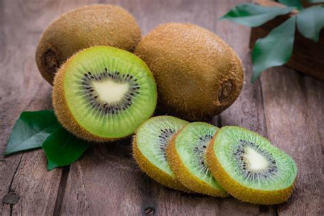 Kiwi allergy: Symptoms, causes, and when to see a doctor