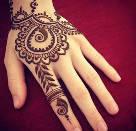 40 Delicate Henna Tattoo Designs