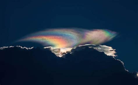 13 Gorgeous Photographs of Iridescent Clouds that Illuminate the Sky ...