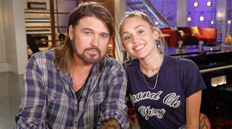 Billy Ray Cyrus se compromete con una cantante más joven que su hija, Miley Cyrus - Revista ...