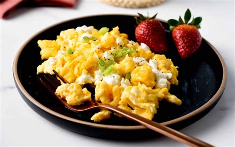 Scrambled Eggs With Cottage Cheese (28g Protein) - Sweet As Honey