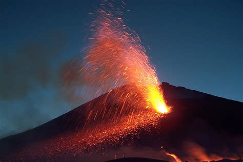 Etna / Mount Etna Volcano Is Sliding Towards The Sea And Now We Know ...