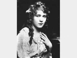 Mary Pickford biography, birth date, birth place and pictures