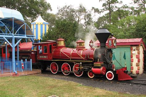 File:Walt Disney World Railroad train.jpg - Wikimedia Commons