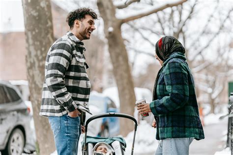 Homem De Camisa Xadrez Preta E Branca E Jeans Azul Em Pé Sobre Coberto De Neve · Foto ...