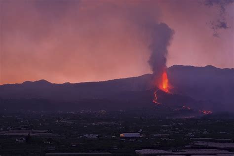 Volcano ash cleared from La Palma airport runway but all flights remain ...