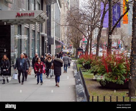 Chicago magnificent mile shopping hi-res stock photography and images - Alamy