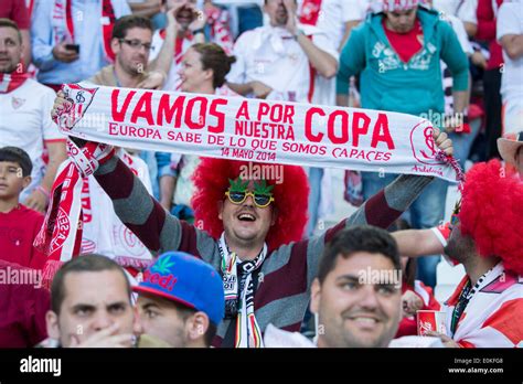 Benfica fans hi-res stock photography and images - Alamy