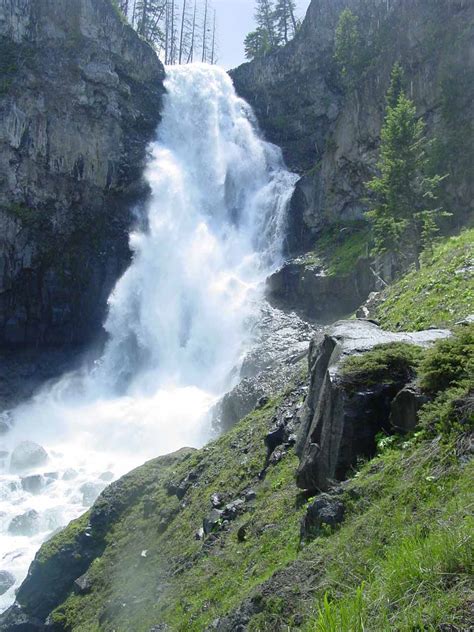 Top 10 Yellowstone Waterfalls - World of Waterfalls