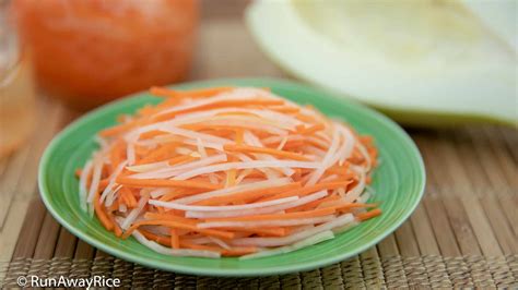 Carrot and Papaya Pickles (Do Chua Ca Rot Du Du) - Easy Recipe with Video!