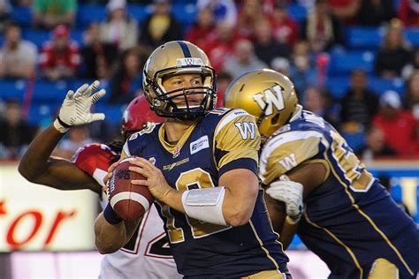 Watch A Canadian Football League Player Score a No Look TD