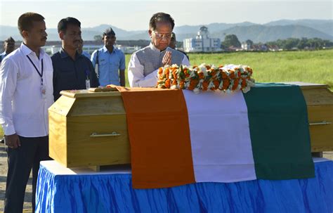 The Chief Minister of Assam, Shri Tarun Gogoi paying homage at the ...