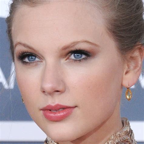 Taylor Swift Wears CoverGirl Lipstick to the Grammys | POPSUGAR Beauty ...