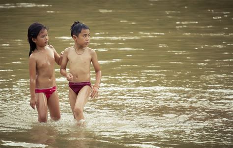 Refresco en el Nam Khan | Brother and Sister enjoy a refresh… | Flickr