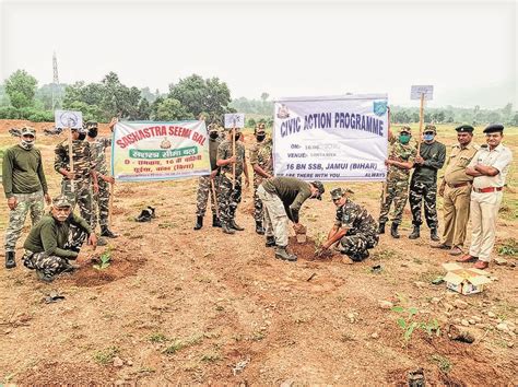 SSB planted in Naxalite affected areas | एसएसबी ने नक्सल प्रभावित पहाड़ी इलाकों में लगाए पाैधे ...